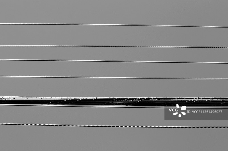 晴朗天空下的电缆低角度视图，美国德克萨斯州达拉斯图片素材