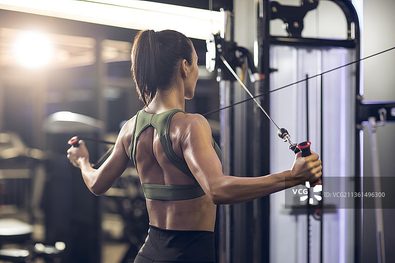 年轻女士在健身房健身图片素材