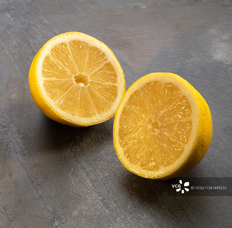 柠檬，桌子上柠檬片的高角度视图图片素材