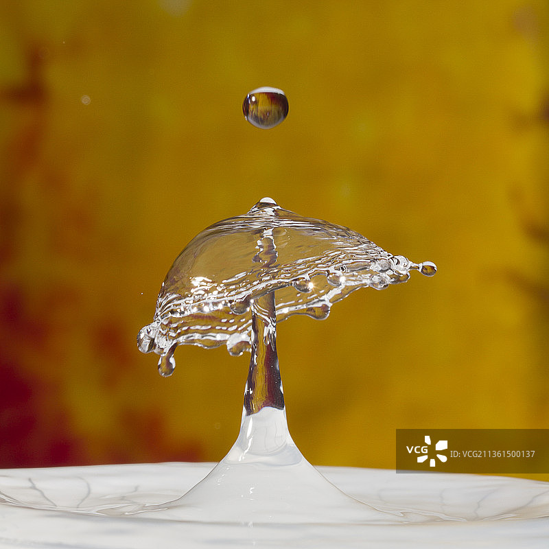 水滴落下特写图片素材