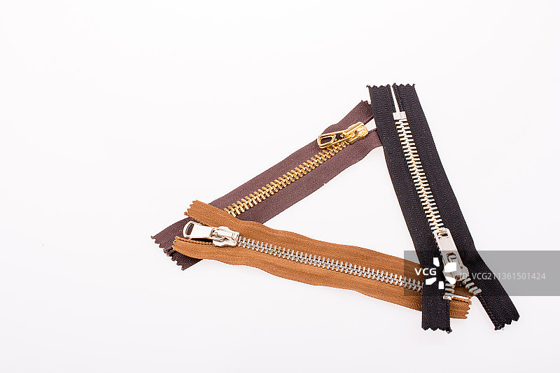 白色背景上的彩色拉链特写图片素材