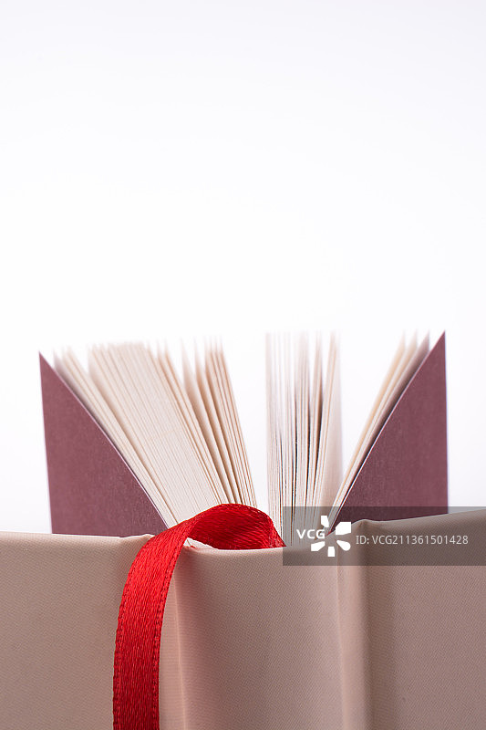 打开的笔记本，白色背景上的打开的书本特写图片素材