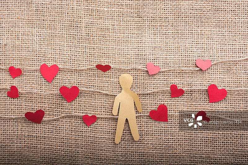 手中的纸人形状图图片素材