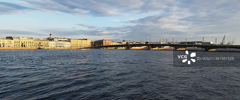多云天空下的河流桥梁景观图片素材