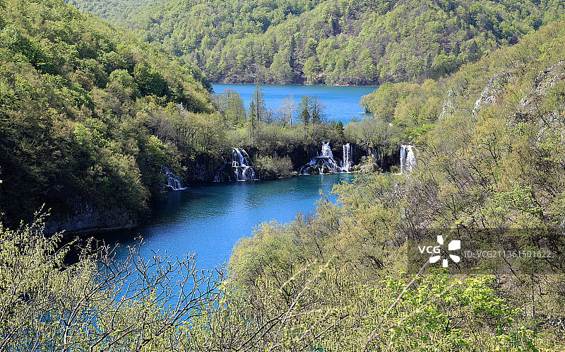 克罗地亚普利特维采湖群森林河流高角度景观图片素材