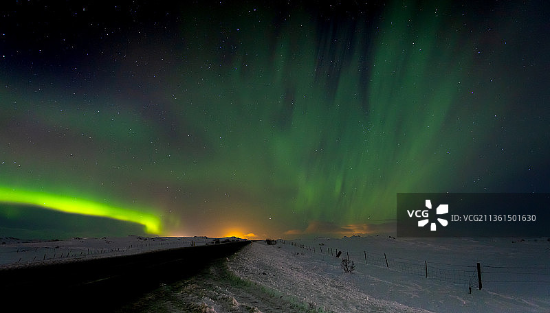 冰岛西部地区的夜间北极光美景图片素材