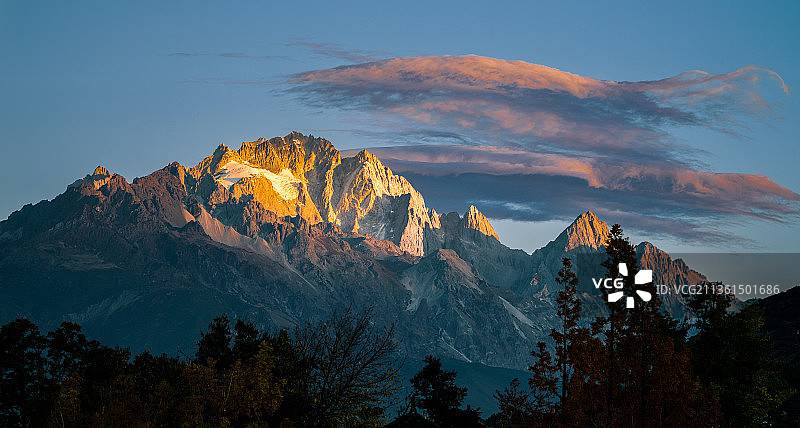 中国玉龙雪山日落雪景图片素材