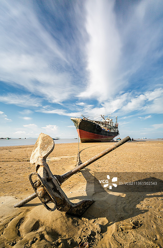退潮后海滩上的渔船图片素材