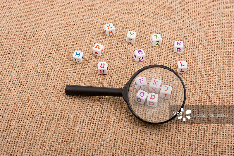 放大镜后的彩色字母方块图片素材