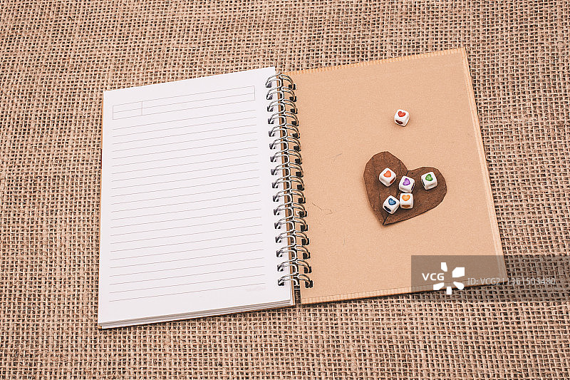 彩色方块与笔记本上的心形图案图片素材