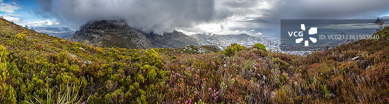 塔玛拉克魔鬼峰全景图片素材