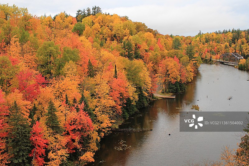 秋季密歇根州马凯特湖的风景图片素材
