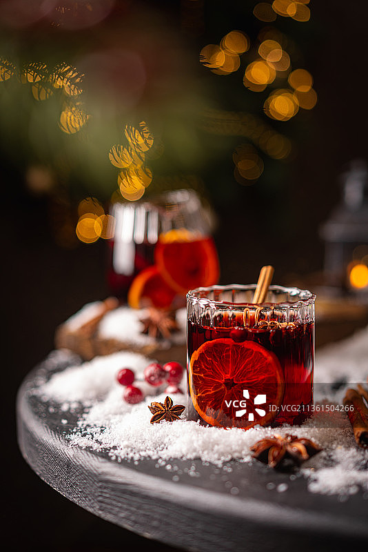 一杯热红酒，玻璃杯饮料特写图片素材