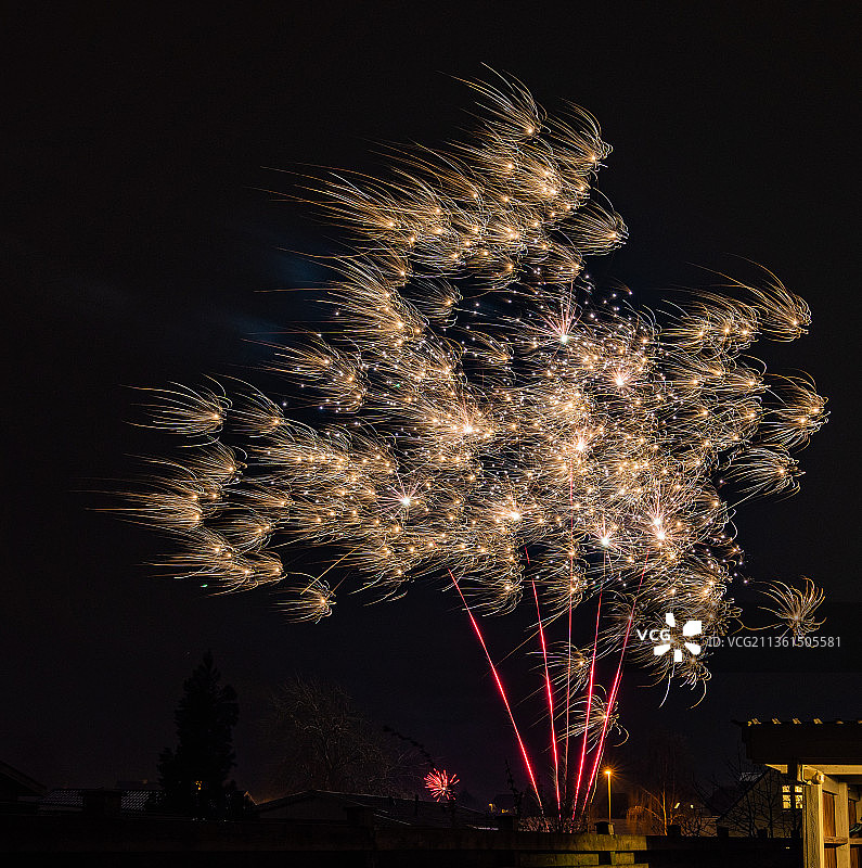 夜空中烟花表演的仰视角度图片素材