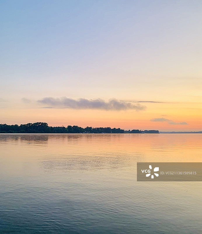 肯塔基州路易斯维尔日落时分的湖泊风光图片素材