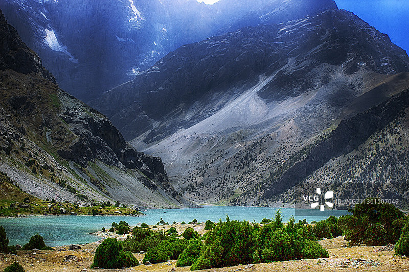 塔吉克斯坦阿伊尼湖光山色美景图片素材