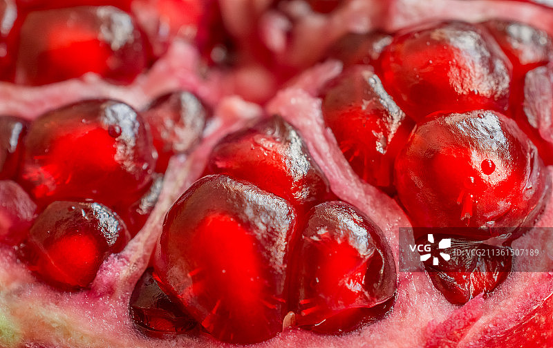 多汁的红色石榴特写图片素材