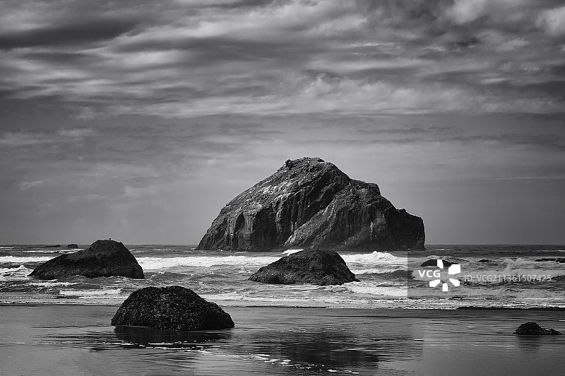 俄勒冈州班顿海滩海中岩石景观图片素材