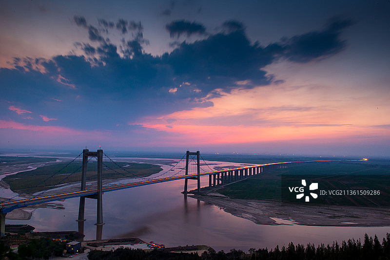 郑州，黄河，桃花峪，黄河滩，黄河大桥，黄河中下游界碑图片素材