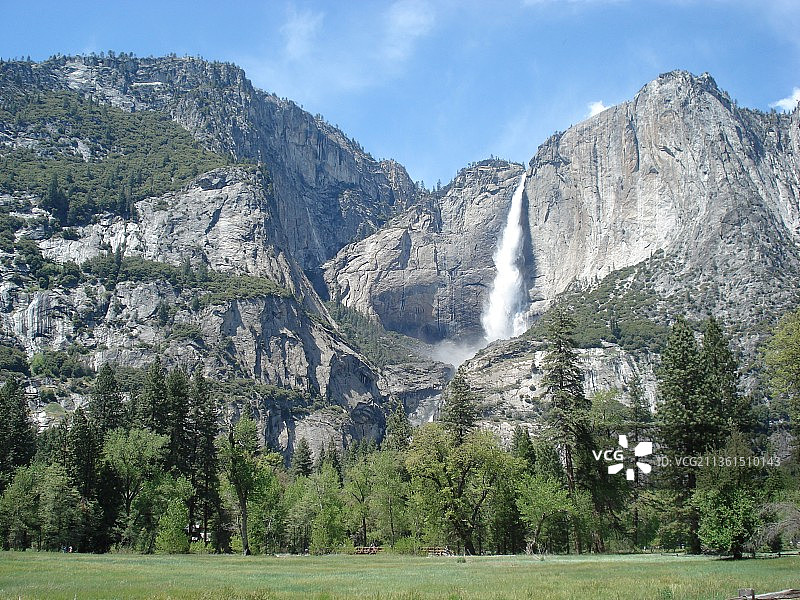 山峦映衬天空的风景图片素材