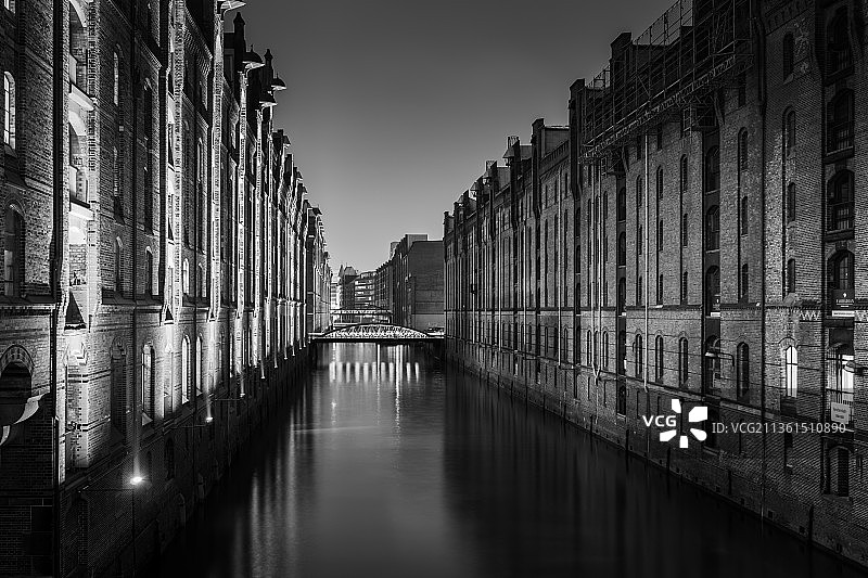 建筑物之间的运河景色图片素材