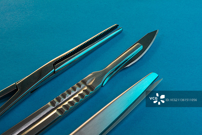 三种手术器械，高角度观察图片素材