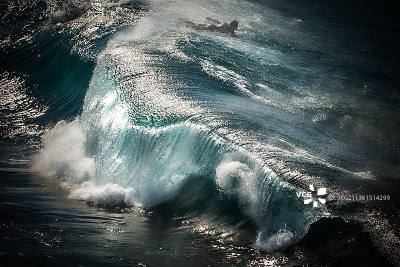 悉尼新南威尔士海浪拍打岩石的高角度景观图片素材