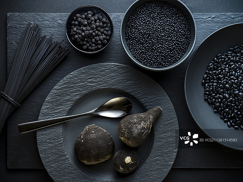 黑色食物，桌子上黑色胡椒粒的俯视照片图片素材