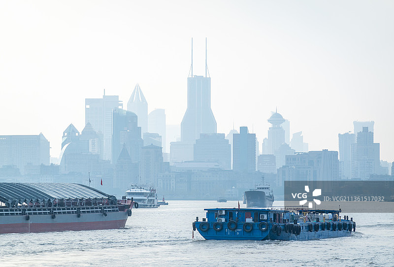 上海黄浦区南京东路世贸广场黄浦江边景色图片素材