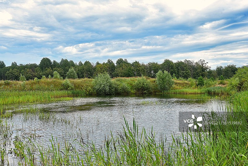 天空映衬下的湖景图片素材