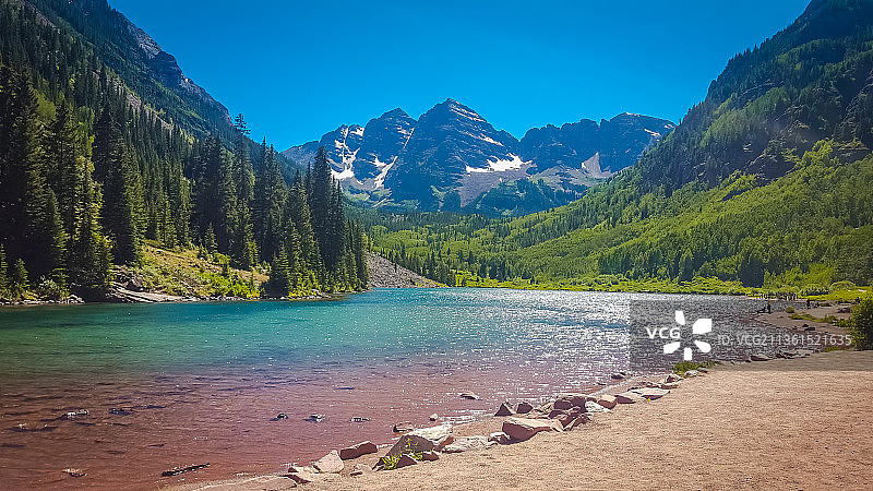 栗色湖泊湖泊和山脉的风景蓝色天空背景图片素材