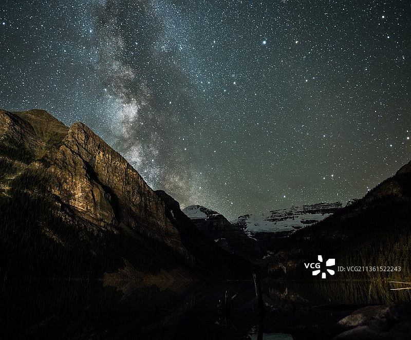 艾伯塔省路易斯湖的夜间山景图片素材