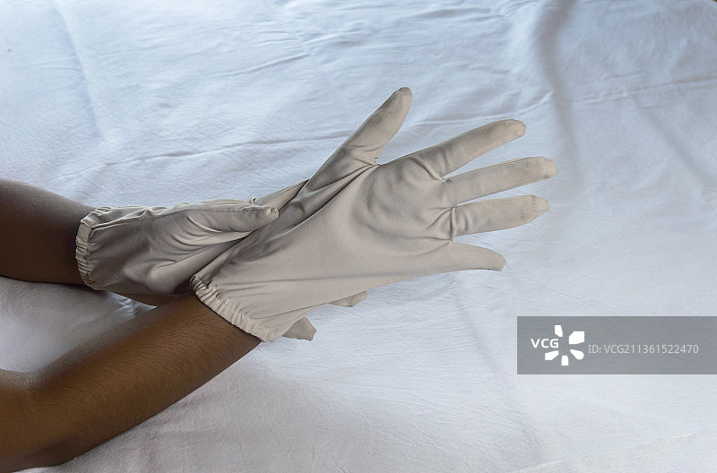 戴着一次性手套的手（拍摄于印度西孟加拉邦加尔各答）图片素材