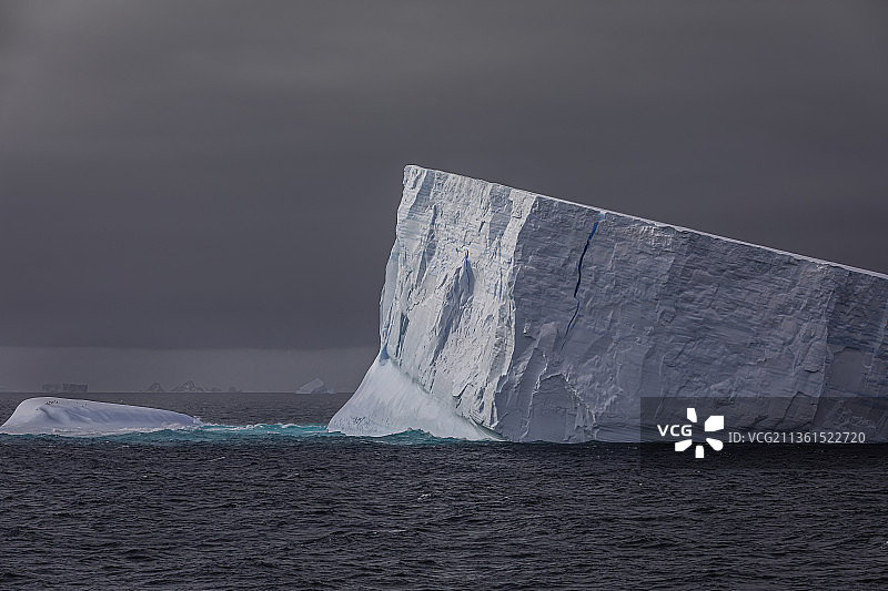 南奥克尼群岛的巨大冰山，南极洲冬季壮丽的海景图片素材