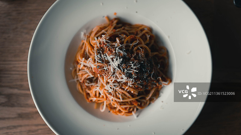 意大利面肉酱面木桌图片素材