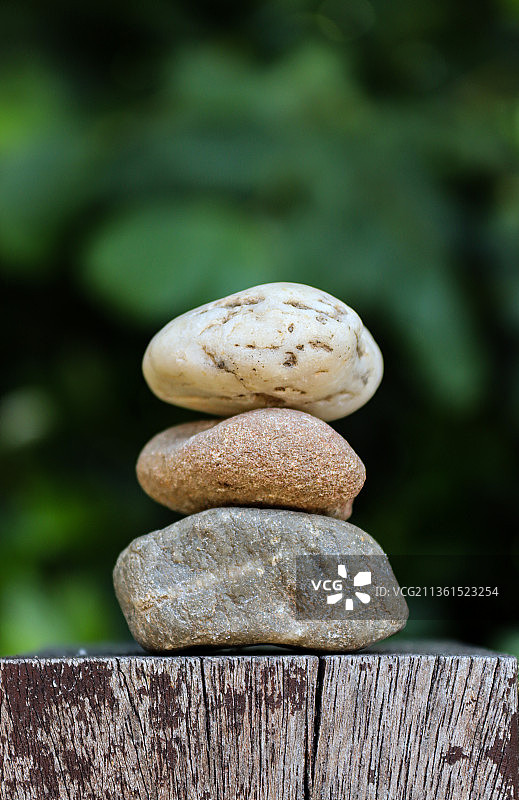 荷兰阿纳姆森林中的叠石特写图片素材