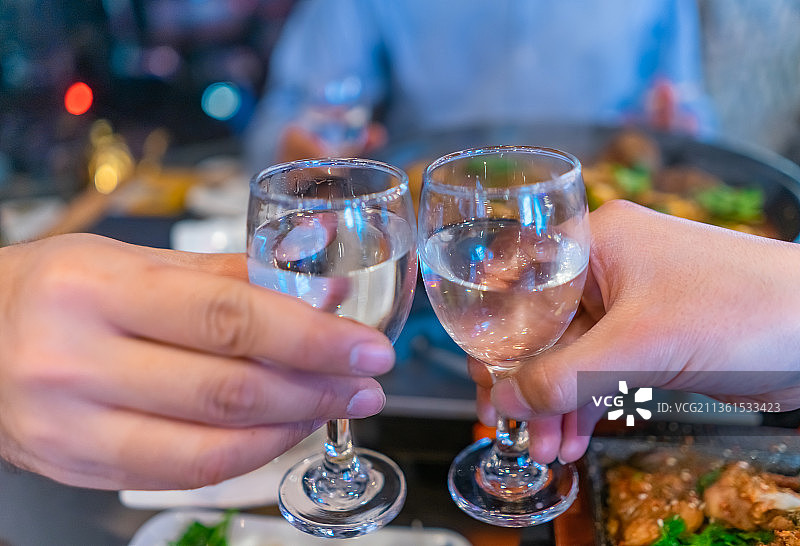 中国山东两个人端着白酒干杯瞬间图片素材