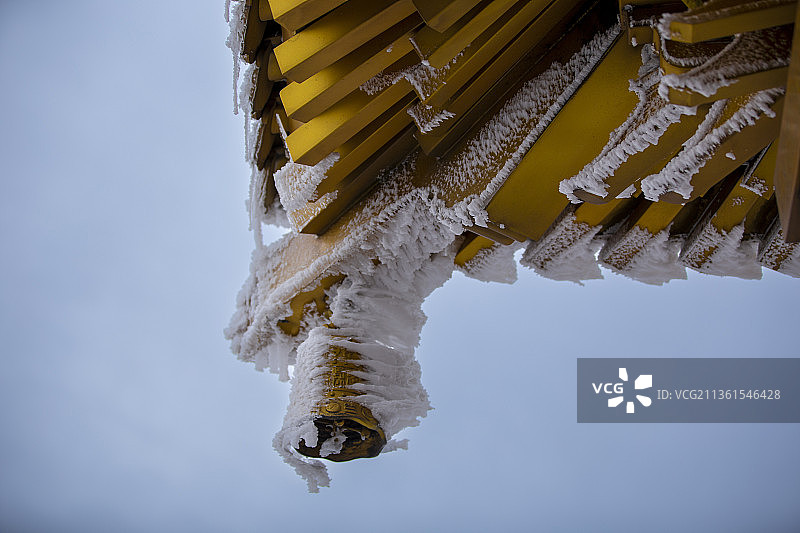 老君山亮宝台檐角冰凌图片素材
