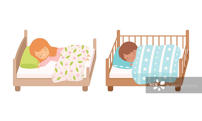 小男孩和小女孩在柔软的床上甜蜜地睡觉图片素材