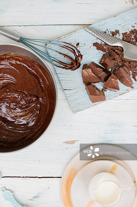巧克力复活节蛋糕，桌上的巧克力蛋糕高角度视图图片素材