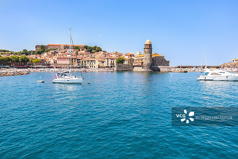 法国科利乌尔的蔚蓝晴空海景图片素材