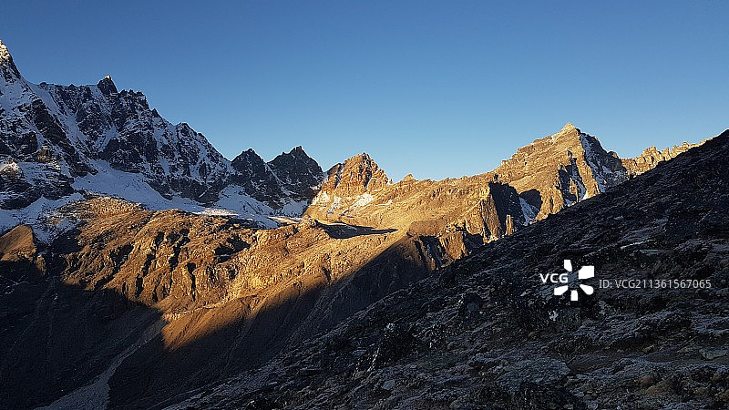 戈克约山谷徒步：雪山与蔚蓝天空的壮丽景色图片素材