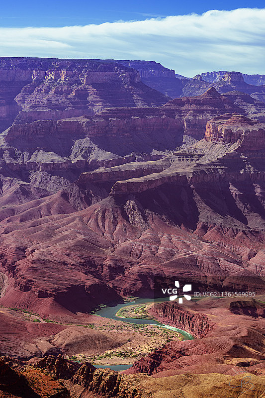 多云天空下的科罗拉多河航拍景观图片素材