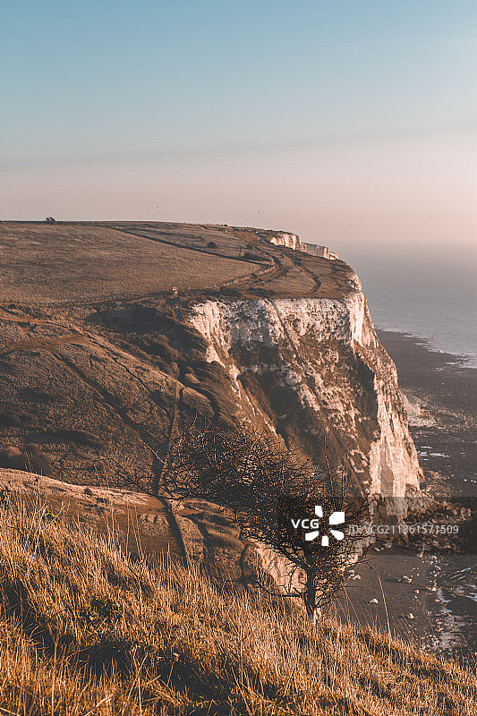 多佛白色悬崖，晴朗天空下的海景，英国图片素材