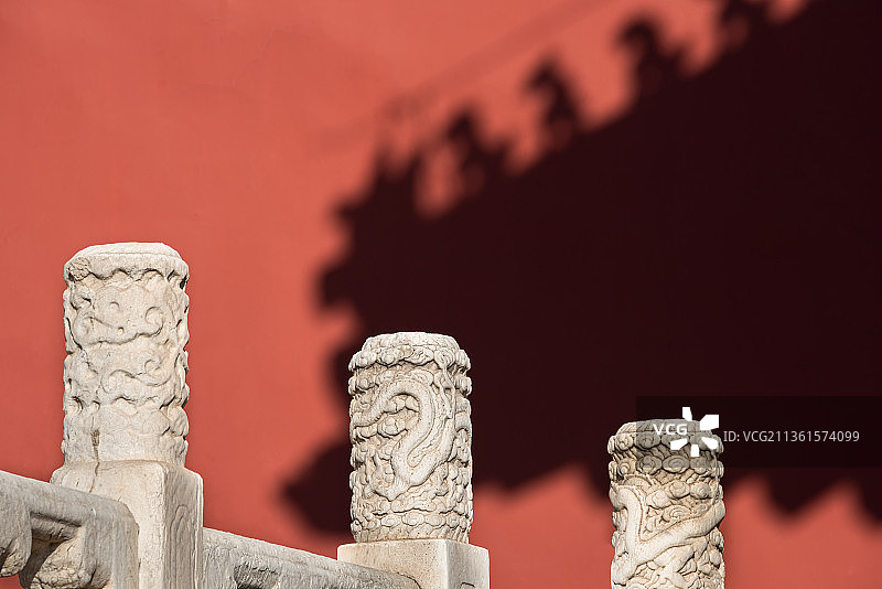 故宫汉白玉望柱与脊兽光影图片素材