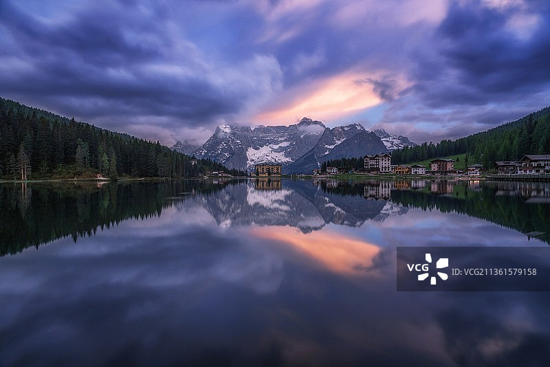 意大利贝卢诺米苏里纳湖日落时分的湖畔山景图片素材
