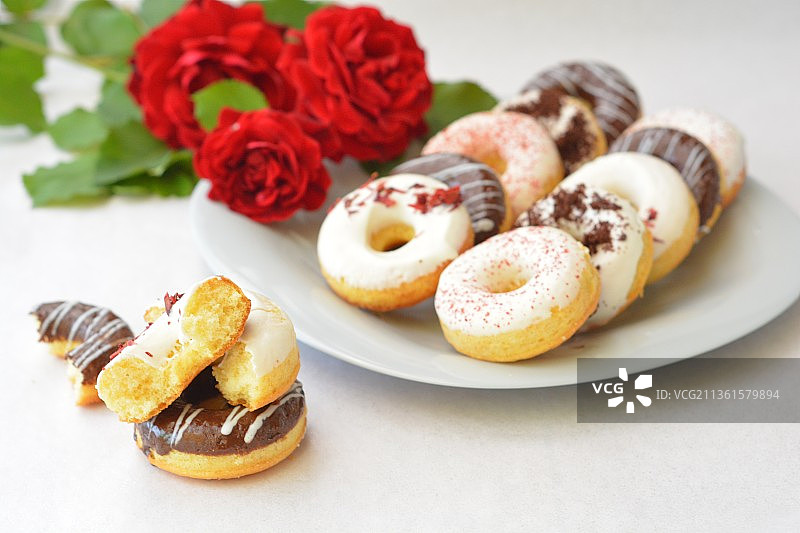 盘子上的甜点的特写图片素材