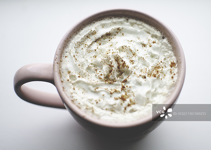 咖啡杯特写，桌上咖啡杯中的咖啡图片素材