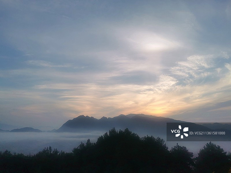夕阳映照群山景色图片素材