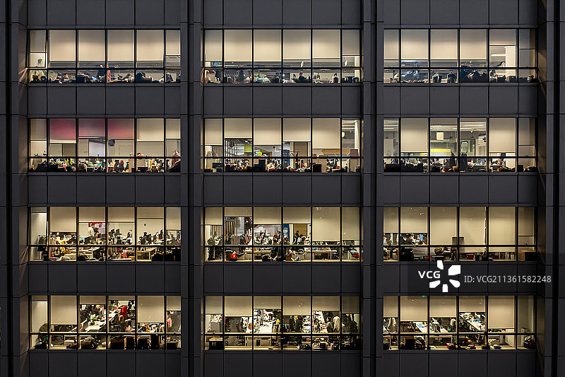 写字楼里加班的上班族图片素材